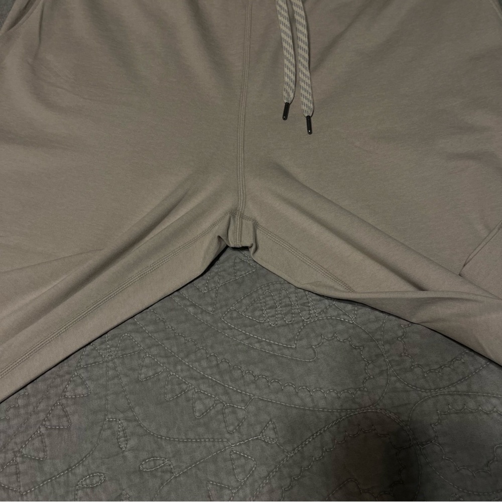 Vuori ecru performance joggers new without tags - Picture 3 of 4